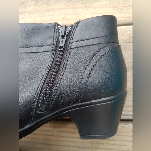 Clarks | Black Leather Ankle Booties Side Zip W/ Studs Women's Size 6.5 - Picture 11 of 15